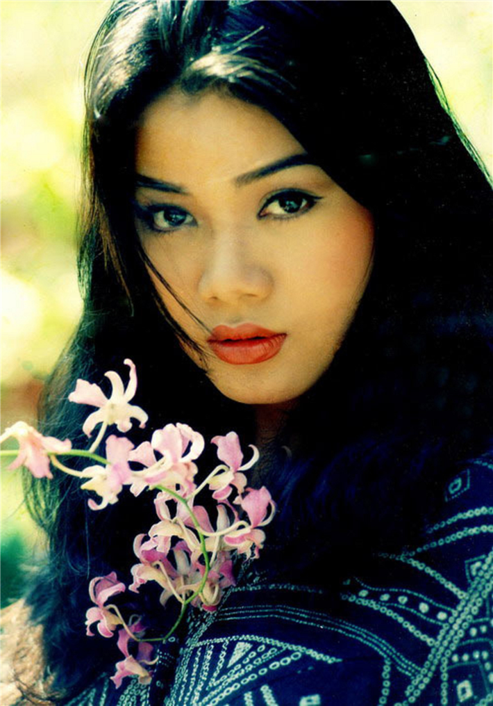 Năm 1995, Trương Ngọc Ánh thi "Tìm kiếm người mẫu châu Á" và thắng giải "Người mẫu ăn ảnh". Ba năm sau, người đẹp sinh năm 1976 nhận giải Hoa hậu Thời trang quốc tế Ai Cập 1998.