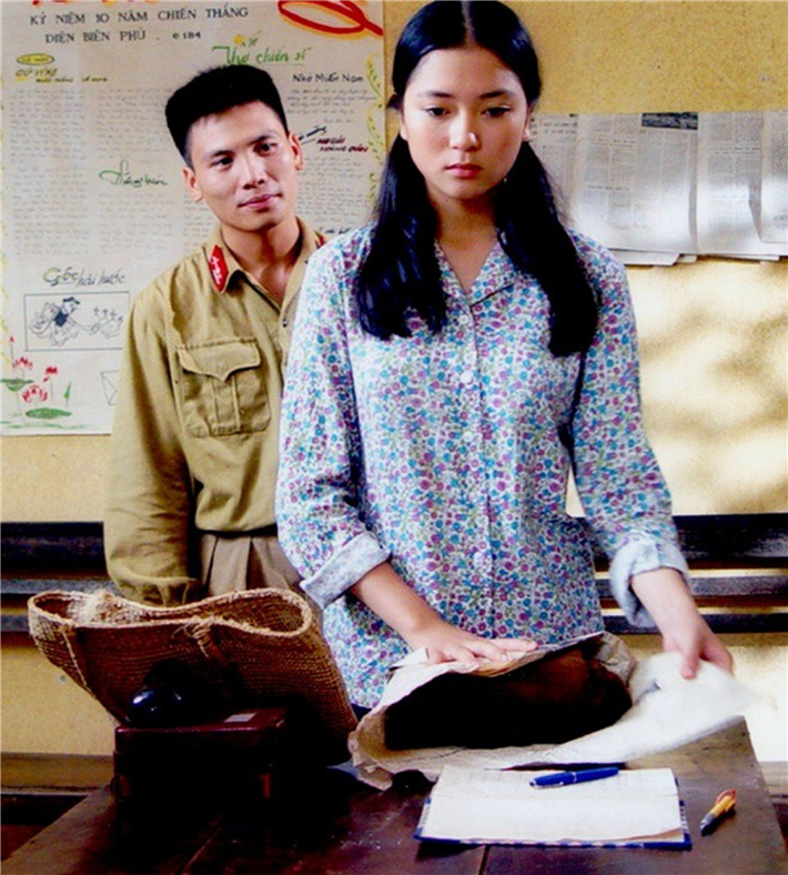 Trước khi giành vương miện Hoa hậu, Nguyễn Thị Huyền đã đóng phim "Thời xa vắng". Cô vào vai Hương - cô gái yêu Sài. Biết Sài không hạnh phúc với cuộc hôn nhân sắp đặt, Hương chủ động đến với Sài và muốn giúp anh thoát khỏi bi kịch. Tuy nhiên, bản thân cô lại không vượt qua được những dị nghị của người đời. Diễn xuất của Nguyễn Thị Huyền được đánh giá cao. "Thời xa vắng" đoạt giải Cánh Diều Bạc năm 2004 (năm đó không trao giải Cánh diều vàng).