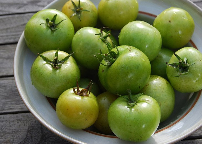 4. Cà chua xanh: Cà chua chín là thực phẩm giàu dinh dưỡng, mang lại nhiều lợi ích cho sức khỏe. Tuy nhiên, cà chua xanh lại rất nguy hiểm. Khi còn xanh, cà chua chứa solanine - một chất độc có thể gây ra các triệu chứng như ngộ độc, hoa mắt, chóng mặt, buồn nôn, yếu sức...
