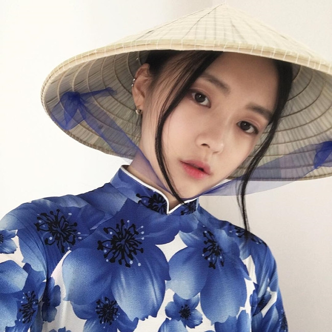 Người đẹp xứ sở kim chi "vô danh" khiến cư dân mạng tìm kiếm thông tin vì mặc áo dài, đội nón lá ấn tượng.
