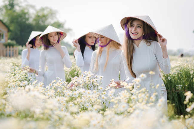 Hay những cô gái ngoại quốc với nét Tây rất riêng lại đẹp lạ trong tà áo dài, nón lá Việt Nam.