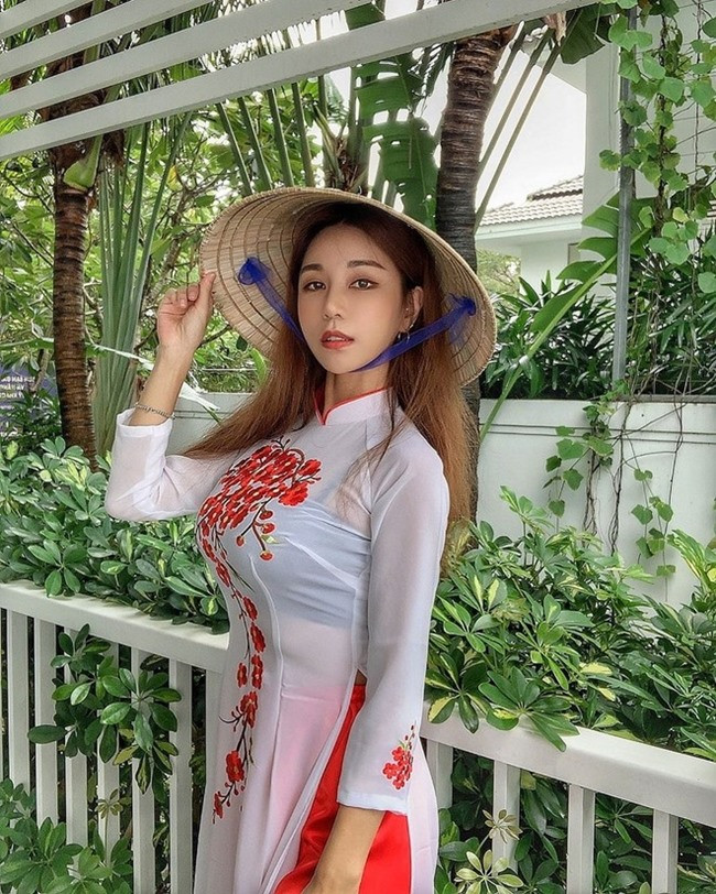 DJ Siena Hàn Quốc mặc áo dài kết hợp với nón lá nhưng để lộ nội y. Thông thường nội y trắng sẽ phù hợp hơn.