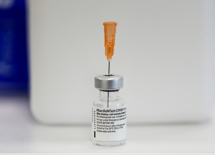 Các công ty sẽ cần gửi dữ liệu thử nghiệm lâm sàng của họ cho FDA để xin cấp phép sử dụng khẩn cấp vắc xin của họ cho trẻ em dưới 5 tuổi. Ảnh: Reuters.