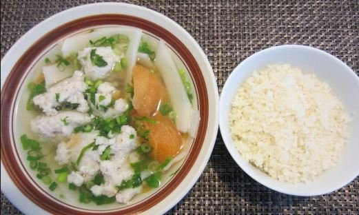 Không những thế, ăn cơm kiểu này còn làm ảnh hưởng tới hệ tiêu hóa cũng như hoạt động của thành ruột,.. nếu kéo dài sẽ gây nên bệnh đau dạ dày, rối loạn tiêu hóa...