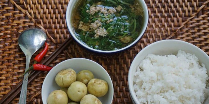 Chan canh: Có thể bạn chưa biết, thói quan chan canh vào cơm rất gây hại cho sức khỏe. Việc ăn cơm chan canh làm mất đi một lượng protein cùng giá trị dinh dưỡng nhất định.