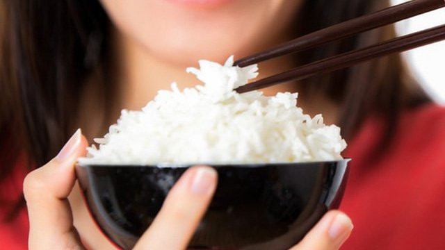 Nguyên nhân là do các chất có trong nước chè sẽ gây kết tủa protein có trong thức ăn đồng thời làm loãng dịch vị đồng thời cản trở việc hấp thu sắt cũng như tác động xấu đến hệ tiêu hóa.