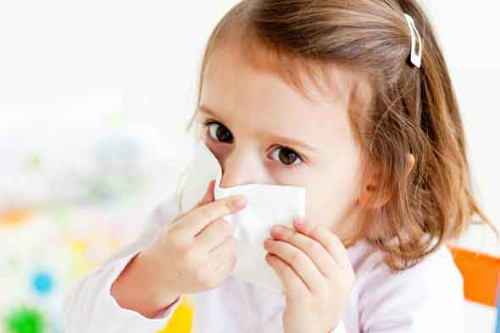 Các bác sĩ cũng khuyến cáo, đối với trẻ em, cha mẹ cần giữ ấm cho trẻ bằng cách mặc đủ ấm, ăn uống đủ dinh dưỡng, tránh cho trẻ ra ngoài mà không đeo khẩu trang. Tuy nhiên, không nên mặc cho trẻ quá nhiều áo, trẻ dễ bị toát mồ hôi, ngấm ngược vào cơ thể gây cảm lạnh, sốt cao. Ảnh: TP.