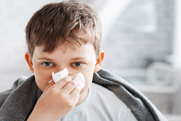 Nhiệt độ xuống quá thấp trong thời tiết rét đậm rét hại là một trong những nguyên nhân khiến nhiều người mắc bệnh, chủ yếu là bệnh viêm đường hô hấp, nặng hơn là viêm tai giữa, viêm phế quản và viêm phổi. Ảnh: HC.