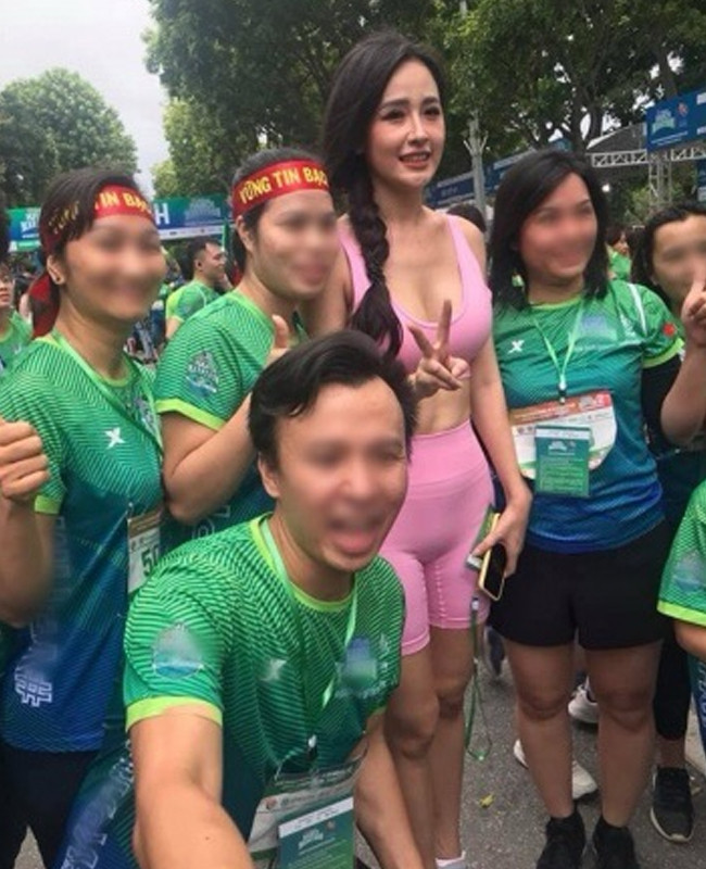 Mai Phương Thúy tham gia giải chạy bộ ở Hồ Gươm.