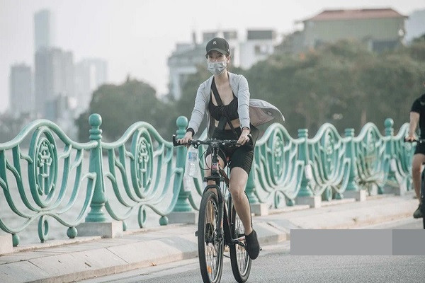 Mới đây, trào lưu đạp xe quanh hồ Tây được nhiều chị em hưởng ứng nhiệt tình. Nhiều cô gái thu hút sự chú ý không kém khi diện quần bó, ngắn tập thể dục.
