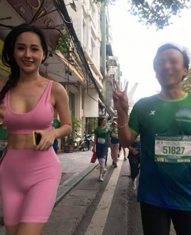Cô diện bộ đồ tập sáng màu để lộ vùng bụng không quá thon thả.