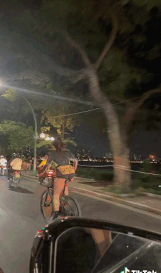 Ngoài ra, kiểu quần quá ngắn dễ bị co kéo, không phải là sự lựa chọn hợp lý để mặc đi đạp xe.