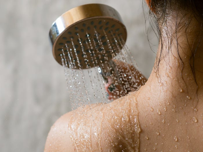 Nước nóng làm hỏng lớp bảo vệ da vốn giúp giữ độ ẩm cần thiết, khiến quá trình lão hóa diễn ra nhanh hơn. Ảnh: ShutterStock.