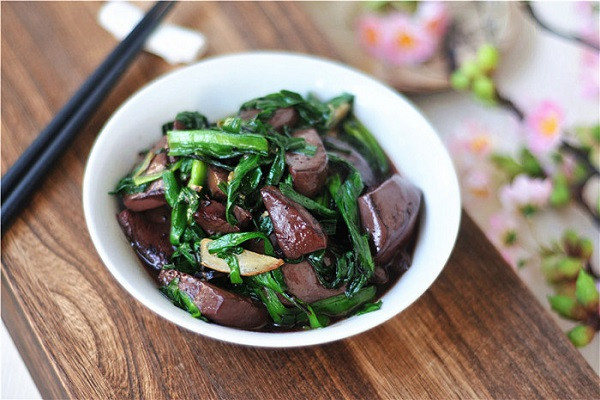 Tiết heo chứa hàm lượng sắt rất cao, rất dễ được cơ thể hấp thụ nên trẻ em đang trong giai đoạn phát triển hoặc phụ nữ mang thai có thể tăng cường ăn món này để ngăn ngừa tình trạng thiếu sắt. Thiếu sắt là nguyên nhân gây ra các căn bệnh ở người cao tuổi như tim mạch vành, xơ cứng động mạch…