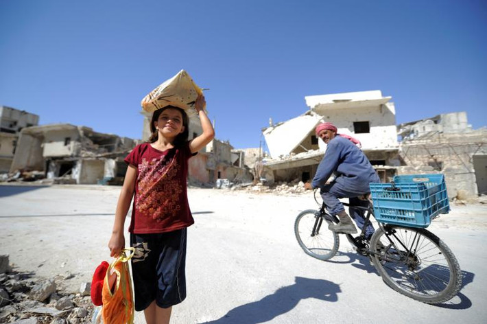 Xung quanh quận Sheikh Maqsoud trong thành phố Aleppo là các khu vực nằm dưới quyền kiểm soát của quân đội Syria. Mặc dù vậy, quận Sheikh Maqsoud có đa số người Kurd sinh sống và thuộc sự quản lý của Đơn vị bảo vệ nhân dân người Kurd YPG.