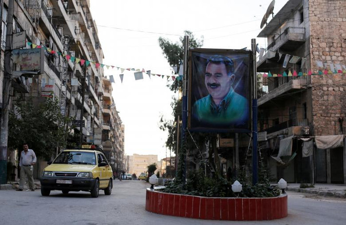 Bức chân dung lãnh đạo người Kurd Abdullah Ocalan thuộc Đảng Công nhân người Kurd (PKK) được treo trên đường phố Sheikh Maqsoud.