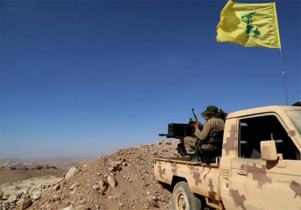Lá cờ của phong trào Hezbollah tung bay trên xe quân sự của lực lượng này tại vùng đất mới giải phóng ở Arsal. Ảnh: FNA.