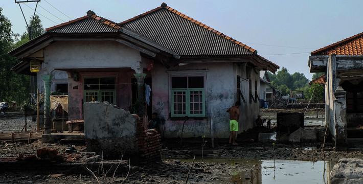 Một số người vẫn bám trụ trong làng nhưng nhiều người khác đã rời đi nơi khác. Ảnh: AJ.