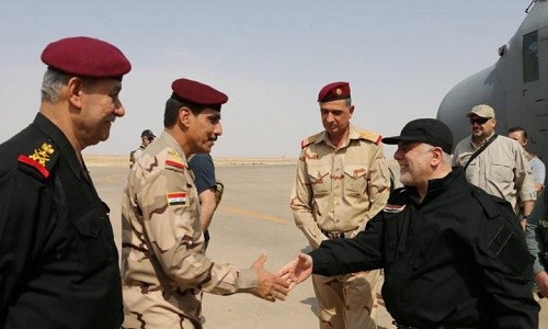 Ngày 9/7/2017, Thủ tướng Iraq Haider al-Abadi đã tới thành phố Mosul và chúc mừng các binh sĩ về chiến thắng trước phiến quân IS. Ảnh: Reuters.