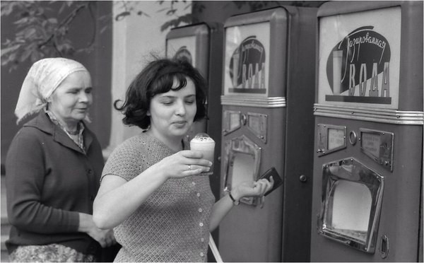 Máy bán nước soda xuất hiện trên đường phố Liên Xô nhiều năm về trước. Ảnh: ER.