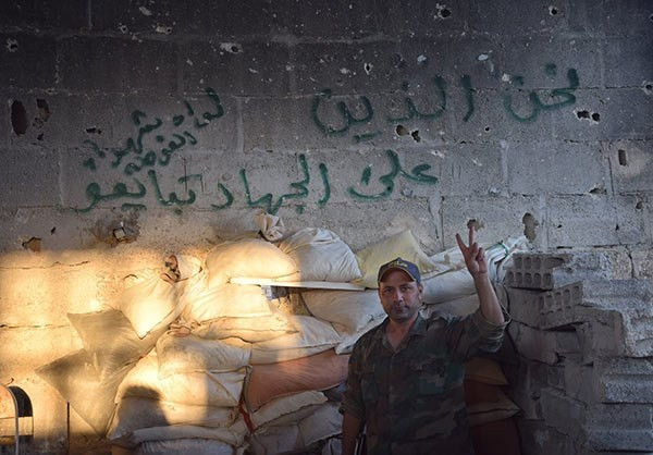Binh sĩ Syria vẫn luôn thể hiện tinh thần lạc quan trên chiến trường. Ảnh: FNA.