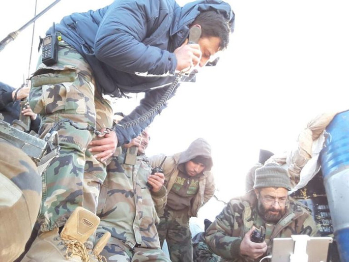 Trước đó, ngày 18/7, Lữ đoàn 42 và Sư đoàn cơ giới số 4 của quân đội Syria được triển khai tới Jobar, vùng ngoại ô phía đông Damascus để phối hợp với Lữ đoàn 105 của lực lượng Vệ binh Cộng hòa Syria và Lực lượng Quốc phòng (NDF) trong cuộc chiến chống khủng bố ở khu vực này. Ảnh: AMN.