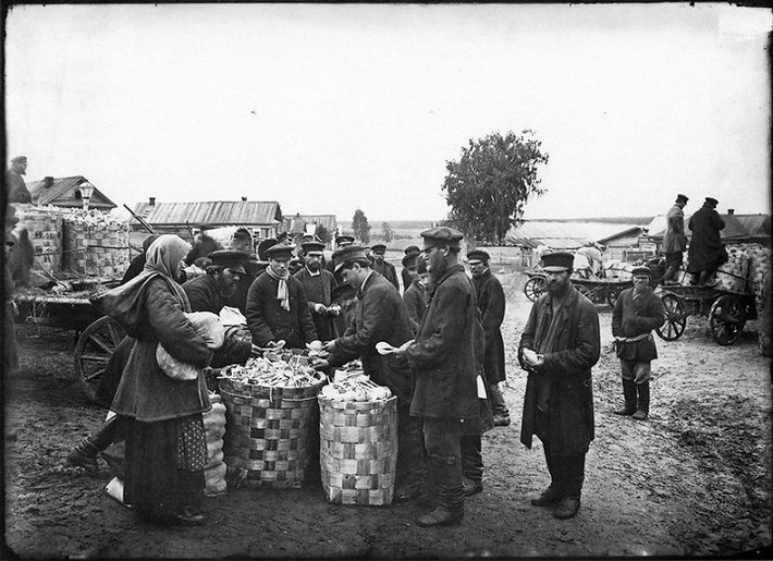 Khu chợ tại thành phố Semenov, 1897. (Ảnh: Maxim Dmitriev)