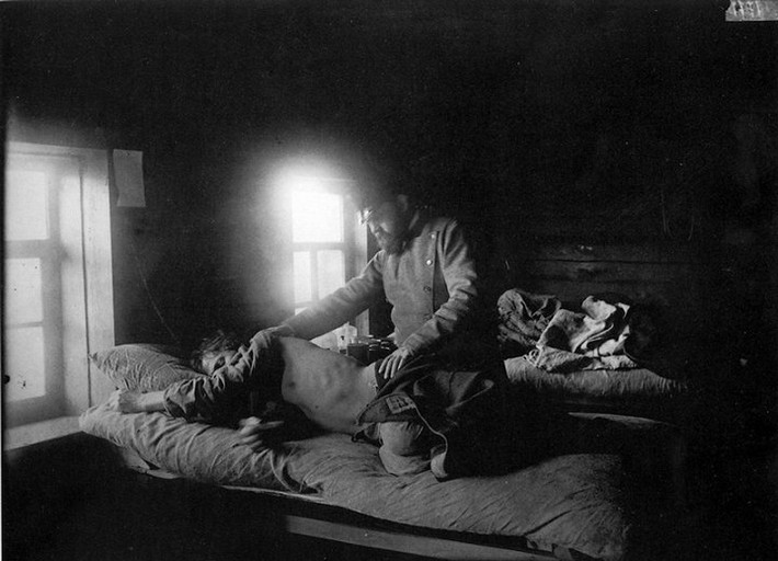 Bác sĩ khám cho bệnh nhân thương hàn. (Ảnh: Maxim Dmitriev)