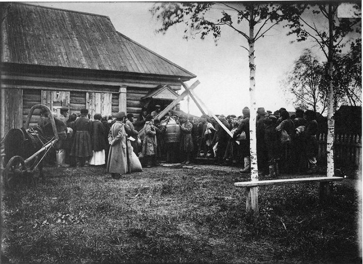 Những người nông dân nghèo ở Knyaginin đi vay bánh mì. (Ảnh: Maxim Dmitriev)