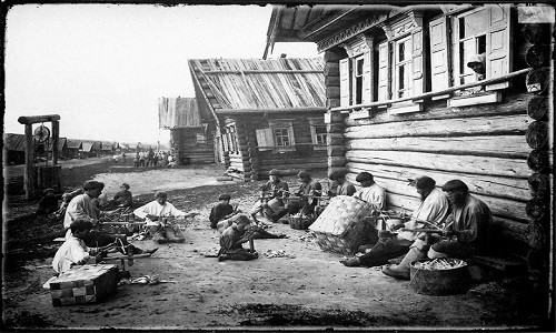 Những người thợ đang làm thìa, 1897. (Ảnh: Maxim Dmitriev)