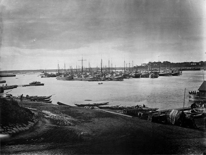 Những con thuyền trên sông Volga tại thành phố Yaroslavl, 1894. (Ảnh: Maxim Dmitriev)