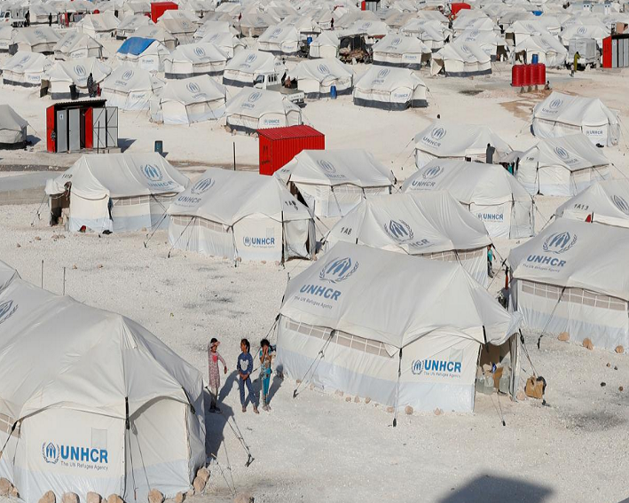 Được biết, hơn 240 nghìn người dân ở tỉnh Raqqa đã phải sơ tán do các cuộc giao tranh từ cuối năm ngoái. Ảnh: Quang cảnh tại khu trại dành cho những người dân sơ tán khỏi Raqqa ở Ain Issa, Syria, ngày 14/6/2017. (Nguồn: Reuters)