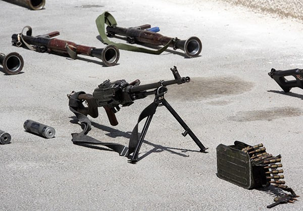 Hãng Fars (Iran) đưa tin, hôm 25/7, quân đội Syria tịch thu xe chở vũ khí khi chiếc xe này đang trên đường tới những khu vực hiện do nhóm khủng bố Mặt trận al-Nusra chiếm đóng ở Tây Qalamoun. Ảnh: FNA.
