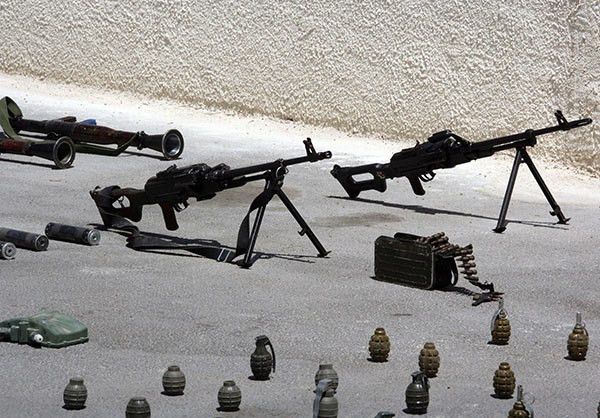 Một số vũ khí mà lực lượng Syria vừa tịch thu được "trưng bày" ngoài sân. Ảnh: FNA.