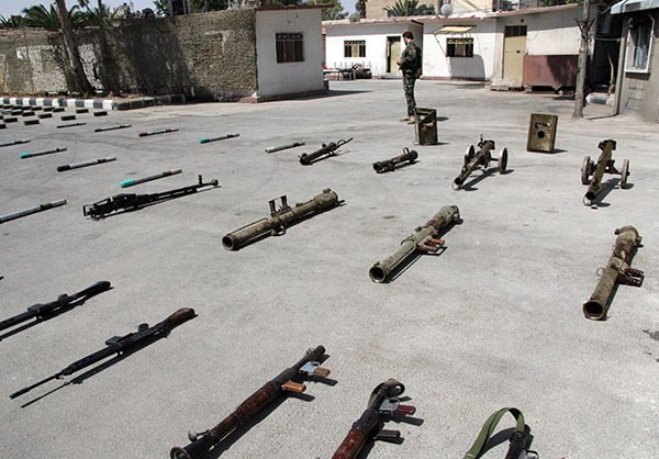“Nhận được tin tình báo, lực lượng chống khủng bố Syria đã phục kích và tịch thu xe tải chở lượng lớn vũ khí do Mỹ và Pháp sản xuất dọc con đường từ (sa mạc) Badiyeh tới khu vực do khủng bố al-Nusra chiếm đóng ở Tây Qalamoun”, nguồn tin cho hay. Ảnh: FNA.