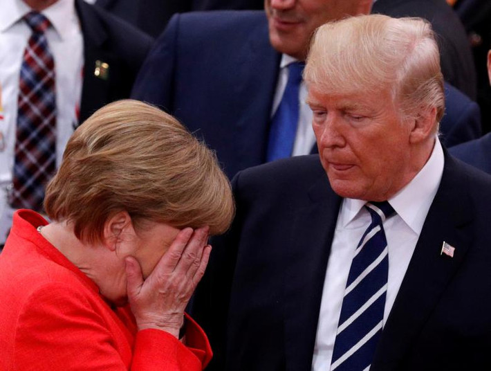Thủ tướng Đức Angela Merkel đứng gần Tổng thống Mỹ Donald Trump.