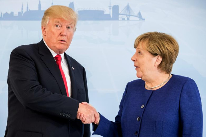 Thủ tướng Merkel bắt tay Tổng thống Mỹ Donald Trump trước thềm Hội nghị Thượng đỉnh G20 hôm 6/7.