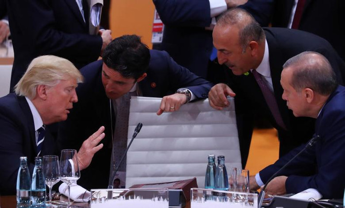 Tổng thống Trump trao đổi với Thủ tướng Canada Justin Trudeau và Tổng thống Recep Tayyip Erdogan trong phiên làm việc hôm 7/7.