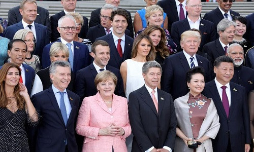 Các nhà lãnh đạo thế giới dự Hội nghị G20 chụp ảnh lưu niệm cùng với phu nhân, phu quân của họ tại Hamburg.