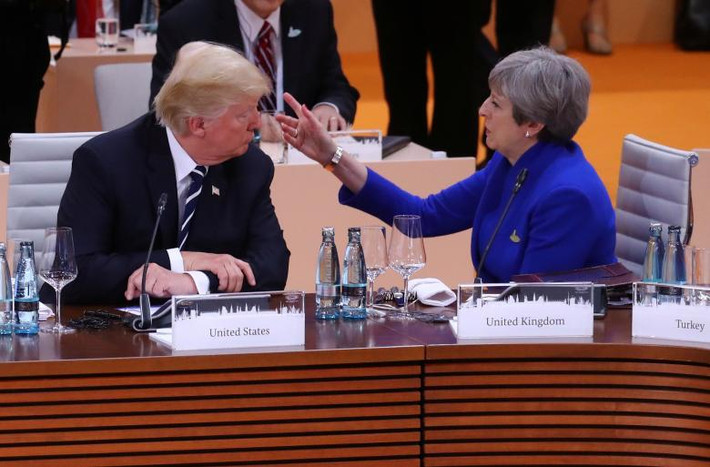 Thủ tướng Anh Theresa May trao đổi với Tổng thống Mỹ Donald Trump trong phiên làm việc của Hội nghị G20 tại Hamburg hôm 7/7.
