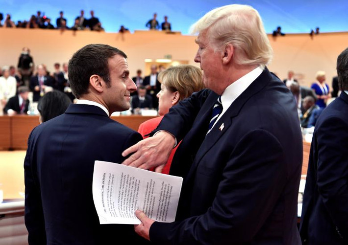 Tổng thống Mỹ Donald Trump vỗ vai Tổng thống Pháp Emmanuel Macron lúc bắt đầu phiên làm việc đầu tiên.