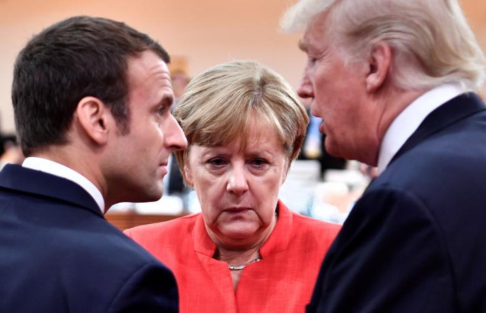 Tổng thống Pháp Emmanuel Macron (trái), Thủ tướng Đức Angela Merkel (giữa) và Tổng thống Mỹ Donald Trump (phải) trước khi bắt đầu phiên làm việc đầu tiên của Hội nghị Thượng đỉnh G20 ngày 7/7.