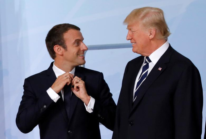 Tổng thống Mỹ Trump và người đồng cấp Pháp Emmanuel Macron trước khi chụp ảnh lưu niệm.