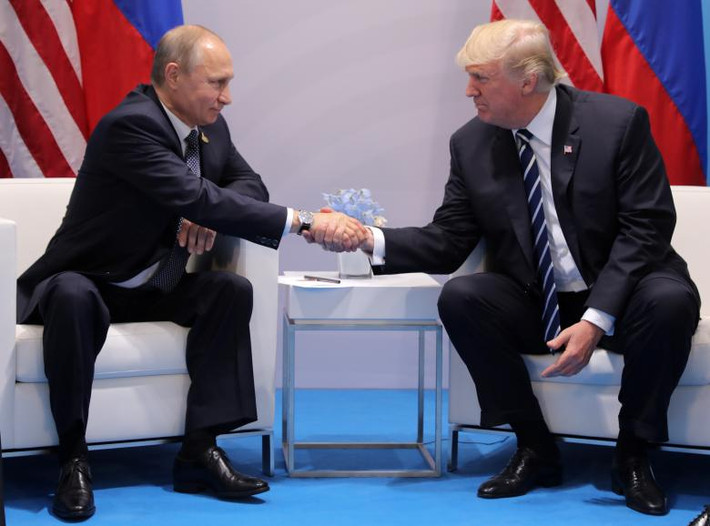 Tổng thống Nga Vladimir Putin bắt tay người đồng cấp Mỹ Donald Trump trong cuộc gặp song phương bên lề Hội nghị G20 ở Hamburg, Đức, ngày 7/7.