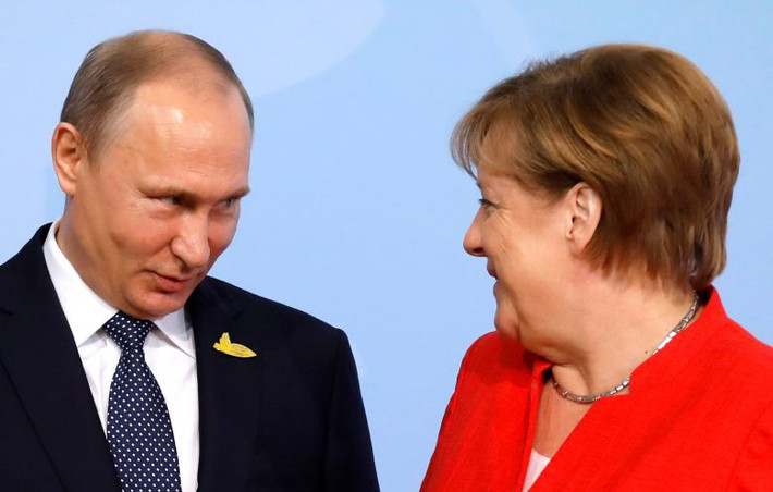 Thủ tướng Đức Merkel mỉm cười chào đón Tổng thống Nga Putin tới dự Hội nghị G20 ở Hamburg. (Nguồn ảnh: Reuters)