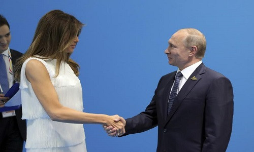 Tổng thống Nga Vladimir Putin bắt tay Đệ nhất phu nhân Mỹ Melania Trump trong cuộc gặp bên lề Hội nghị Thượng đỉnh G20 tại thành phố Hamburg, Đức, hôm 7/7.