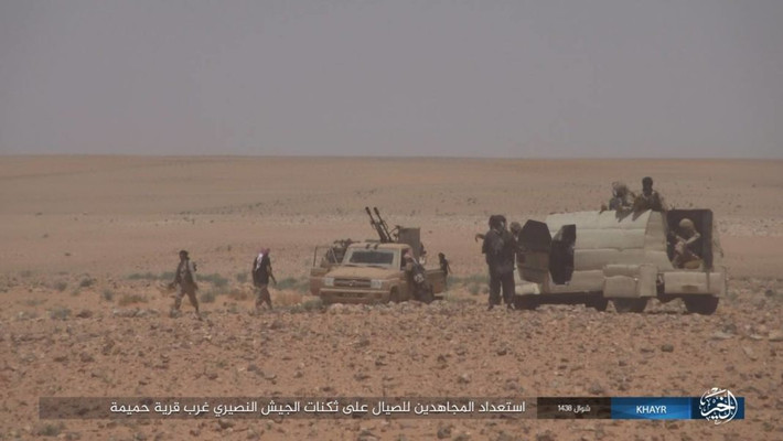 Quân đội Syria sau đó đã tập hợp lực lượng đối phó với bọn chúng, triển khai pháo binh và tên lửa chống tăng nhằm vào các mục tiêu IS. Ảnh: AMN.