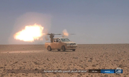 Chiến binh IS đứng trên xe phóng hỏa lực về phía lực lượng Syria. Ảnh: AMN.