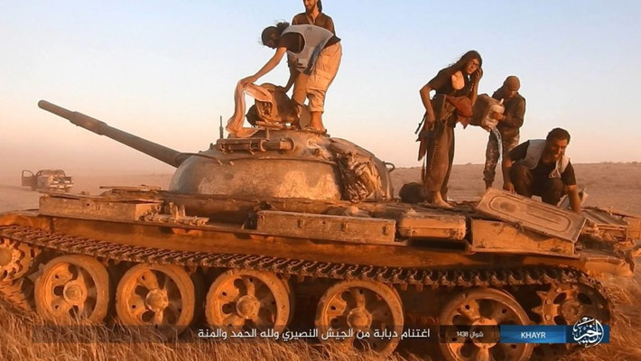 ...và một xe tăng của quân đội Syria sau cuộc tấn công vừa qua. Ảnh: AMN.