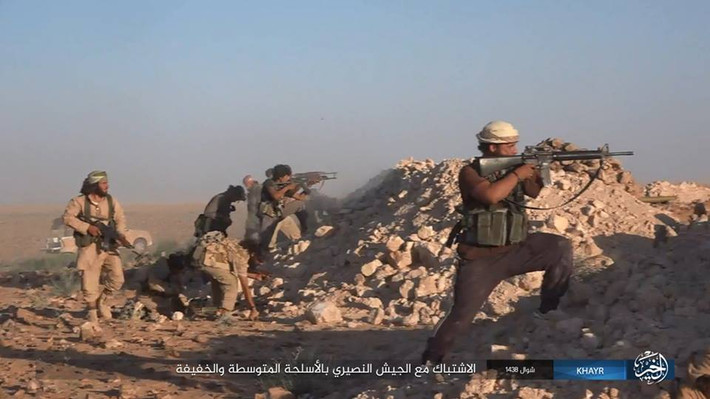 Các tay súng IS ngắm bắn binh sĩ Syria gần Deir ez-Zor. Ảnh: AMN.